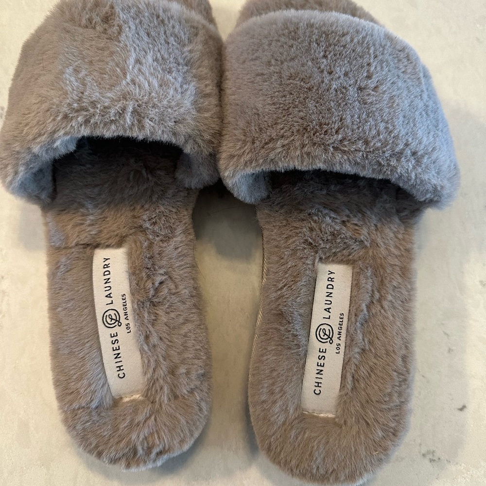 Chinese Laundry Women's Cozy Greige Slippers